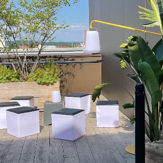 Mehrere Hocker auf einer Dachterrasse