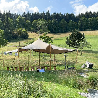 Ein Zelt auf einer Wiese