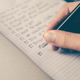 Eine Person schreibt eine To-Do-Liste